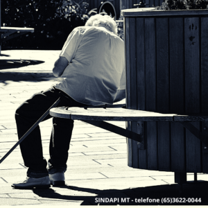 Idoso sentado na praça